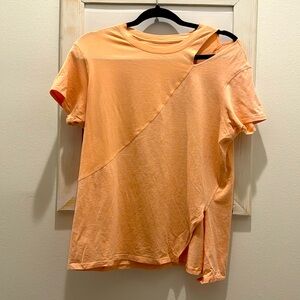 Lululemon Wonens T- with cutout size 8 (med)